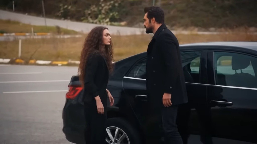 Yaman powstrzymuje Nanę przed wejściem do samochodu.