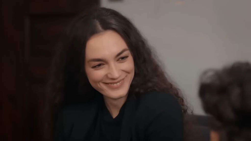 Nana śmieje się, patrząc na Yusufa.