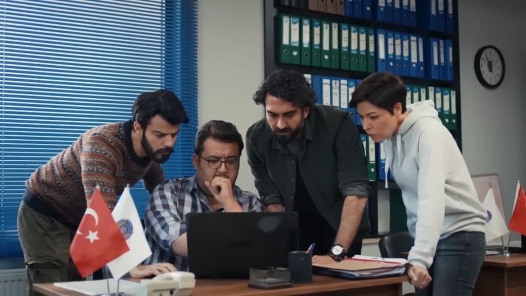 Volkan, Ibrahim, Ferit i Kara wpatrzeni są w ekran laptopa.