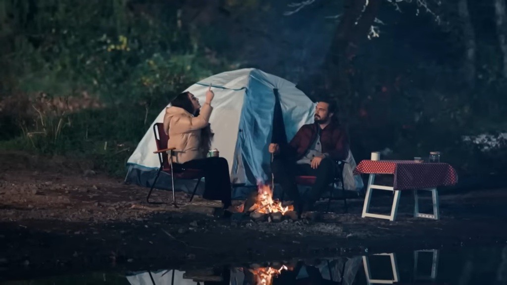 Nana i Yaman spędzają czas na kempingu.