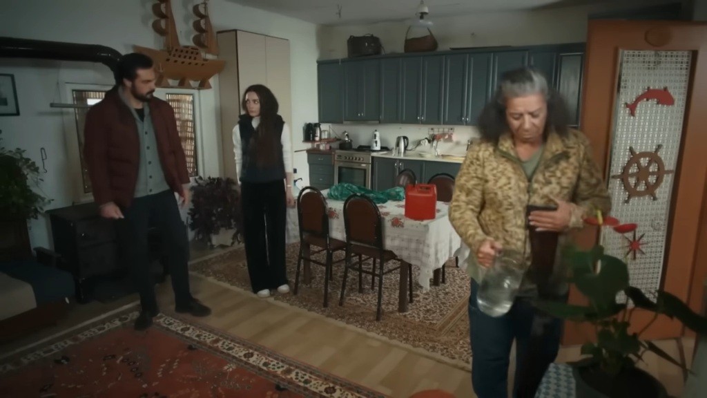 Yaman i Nana w domu nieznajomej kobiety.