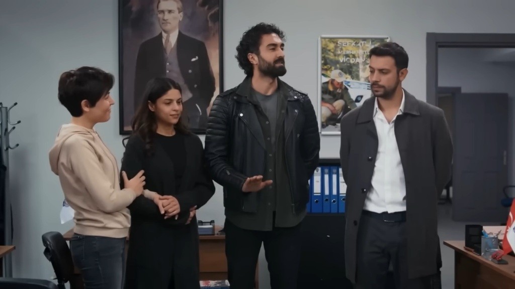 Kara, Ayse, Ferit i Koray na komisariacie.