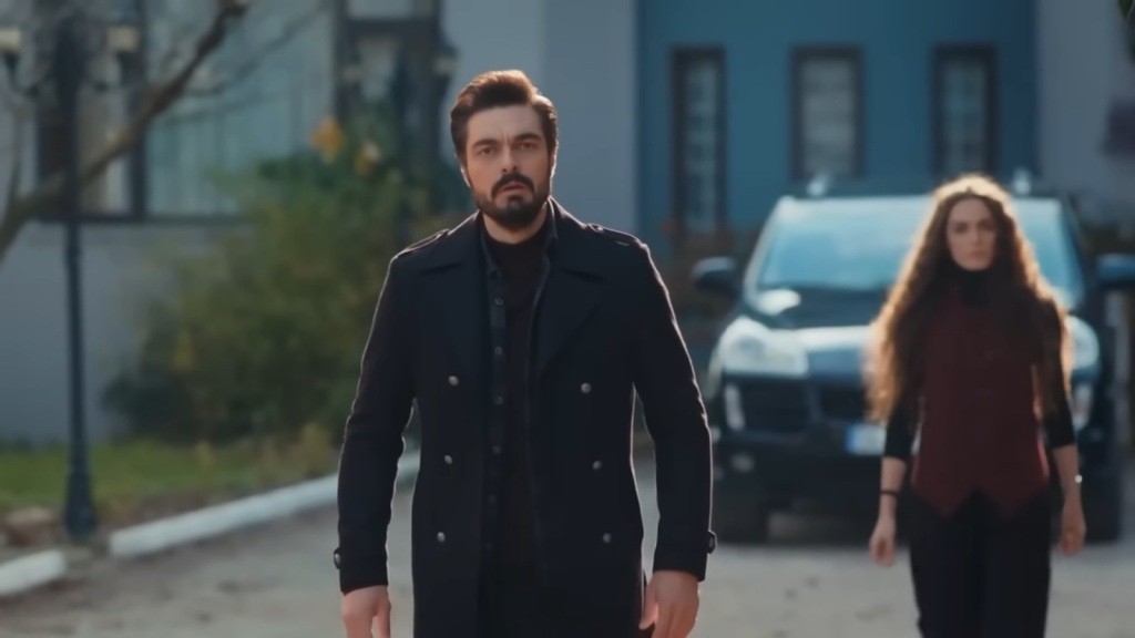 Yaman stoi na alejce, zaskoczony. Za nim stoi Nany.