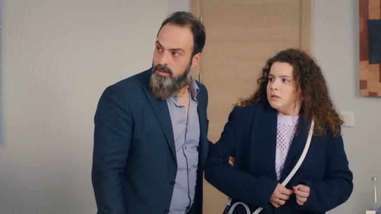 Ragip trzyma Melis za ramię.