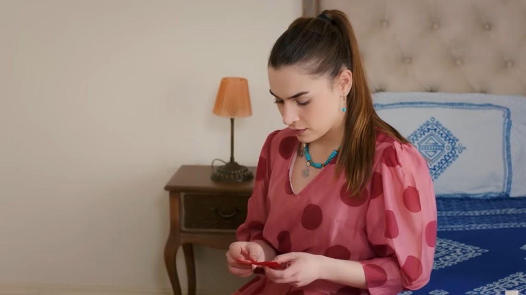 Sila czyta notatkę od Alpera.