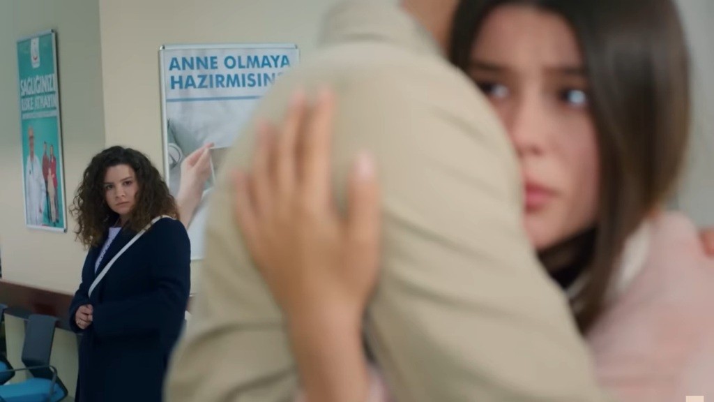 Zeynep przytula się do Egego. Melis obserwuje to.