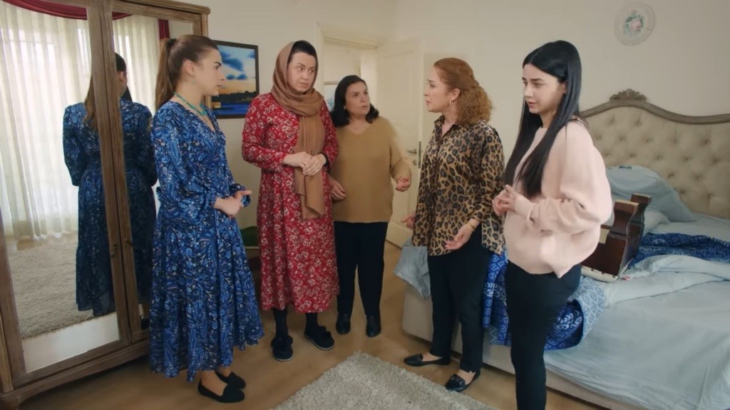 Sila, Cavidan, Naciye, Hulya i Bahar w pokoju.