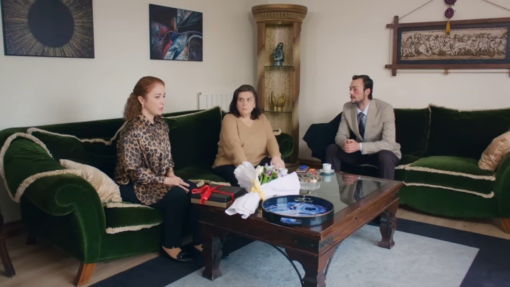 Hulya, Naciye i Alper siedzą w salonie.