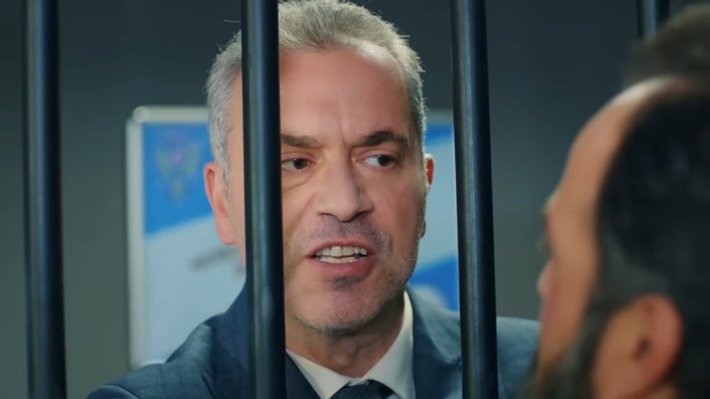 Bulent patrzy groźnie w oczy Ragipa przez kraty.