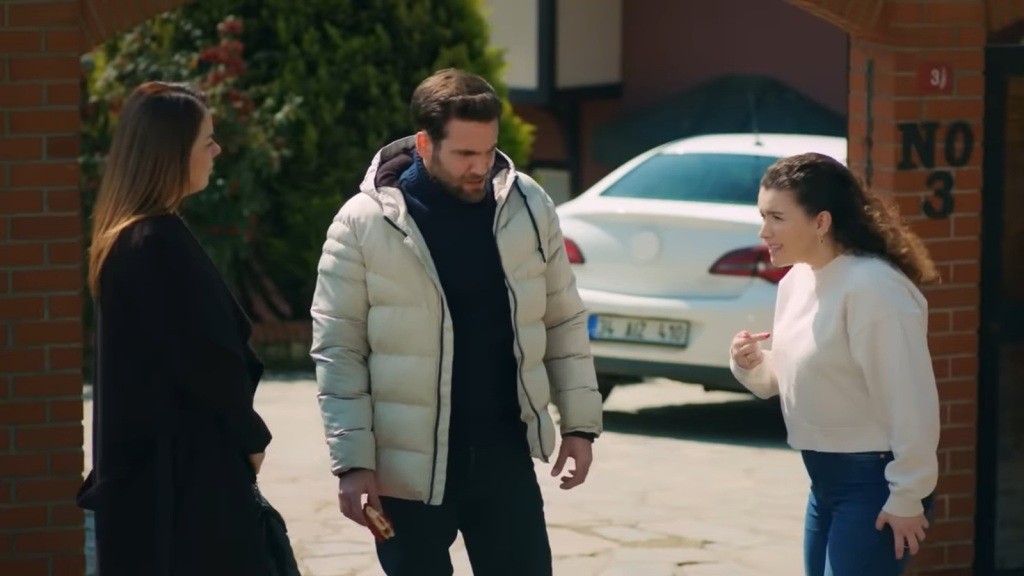 Gonul, Arda i Melis przed bramą domu Bulenta.