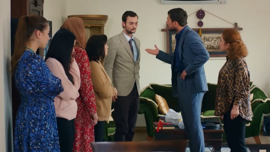 Kuzey urządza Alperowi awanturę na oczach wszystkich domowników.