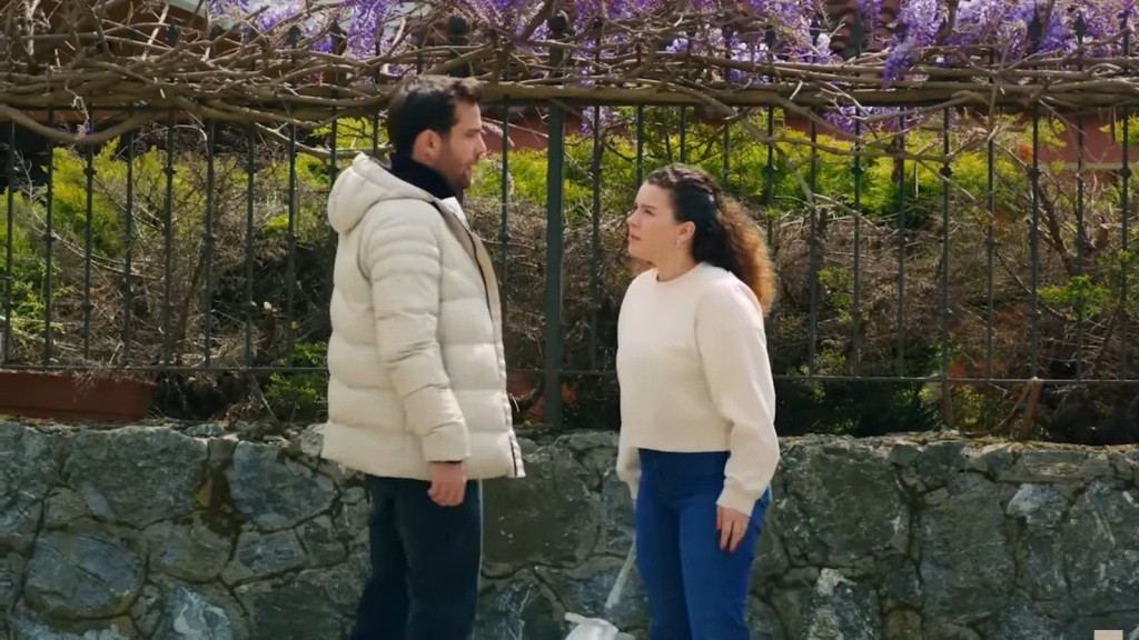 Arda i Melis rozmawiają za ogrodzeniem.