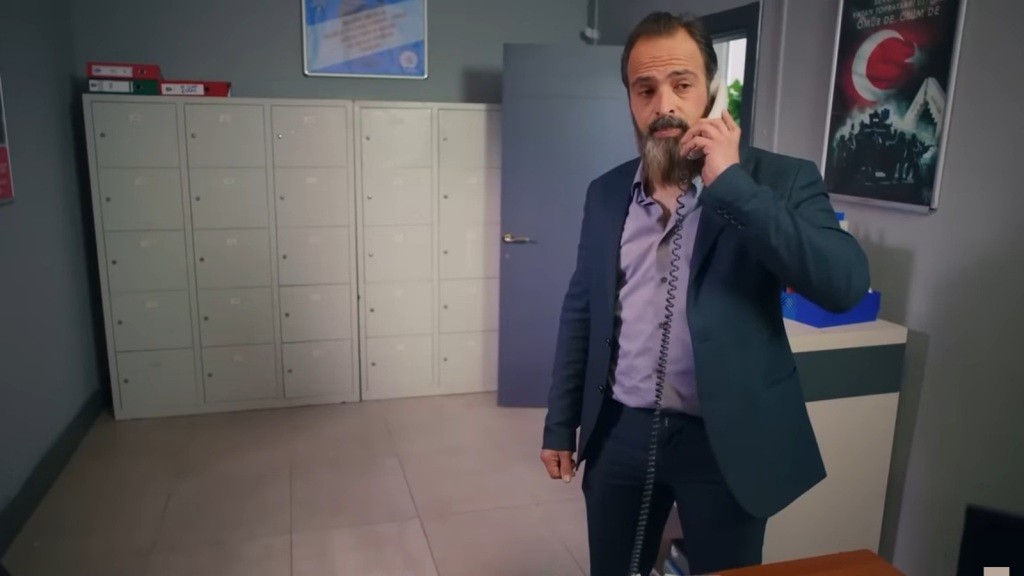 Ragip rozmawia przez telefon.