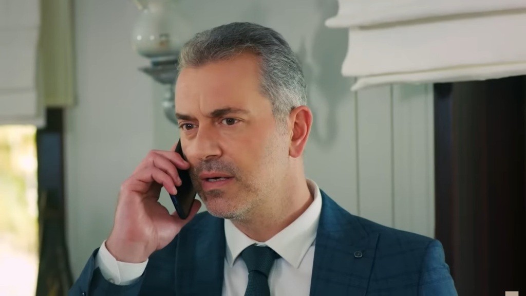 Bulent rozmawia przez telefon.