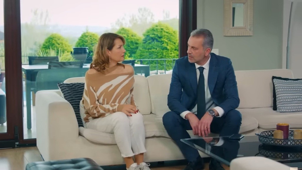 Feraye i Bulent siedzą na kanapie. Kobieta patrzy na męża z niepokojem.