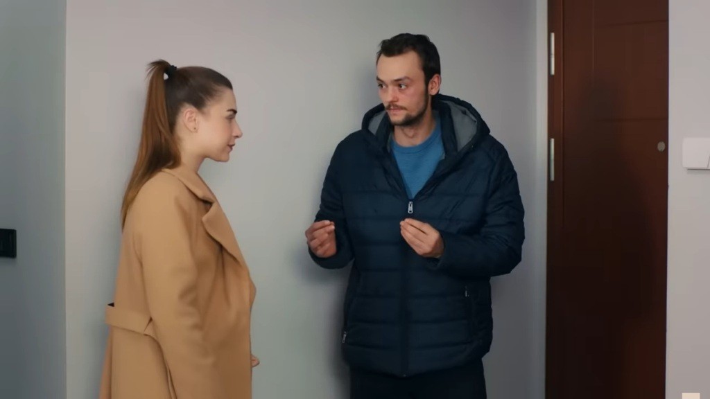 Alper i Sila w przedpokoju mieszkania.