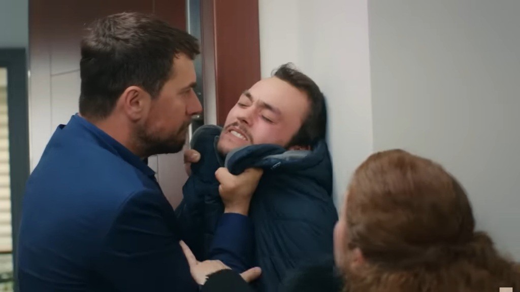 Kuzey przyciska Alpera do ściany.