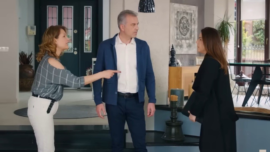 Feraye wskazuje palcem na Gonul. Między kobietami stoi Bulent.