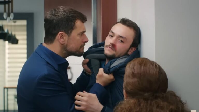 Kuzey przyciska Alpera do ściany, patrząc na niego gniewnie. Alper odkręca głowę, spoglądając na stojącą obok Hulyę, jakby szukał u niej ratunku. Jego wzrok błaga o pomoc.