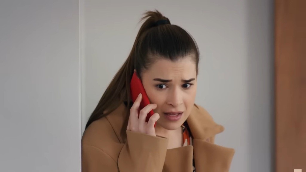 Sila rozmawia przez telefon. Na jej twarzy maluje się zaskoczenie i strach.