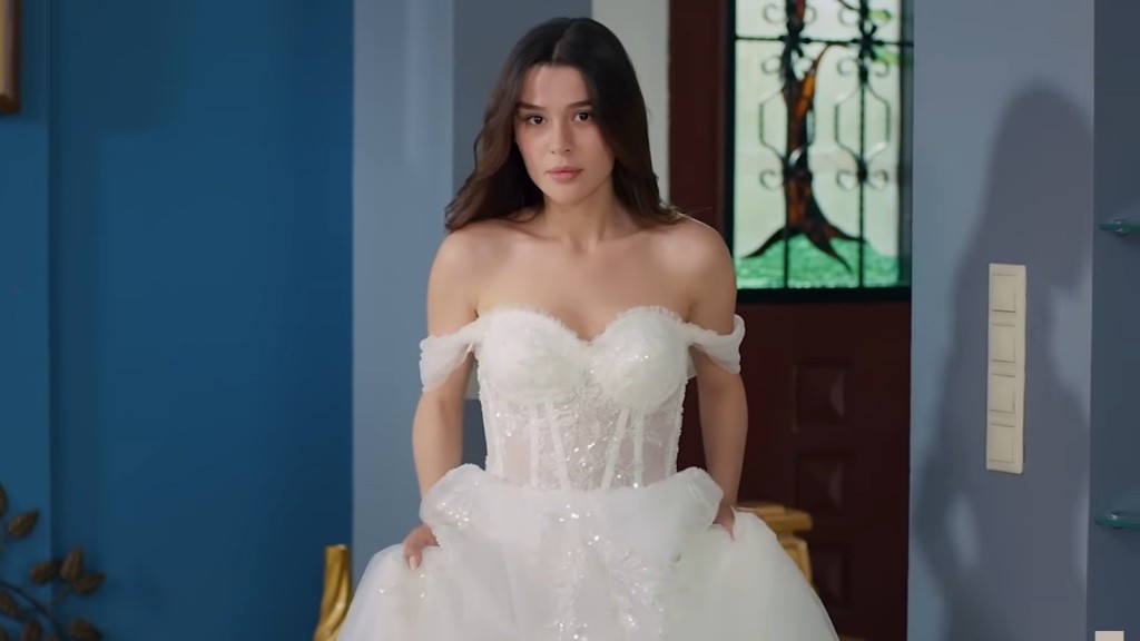 Zeynep w sukni ślubnej.