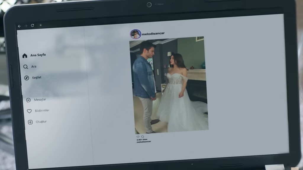 Post na Instagramie ze zdjęciem Zeynep w sukni ślubnej i stojącej obok niej Egego.