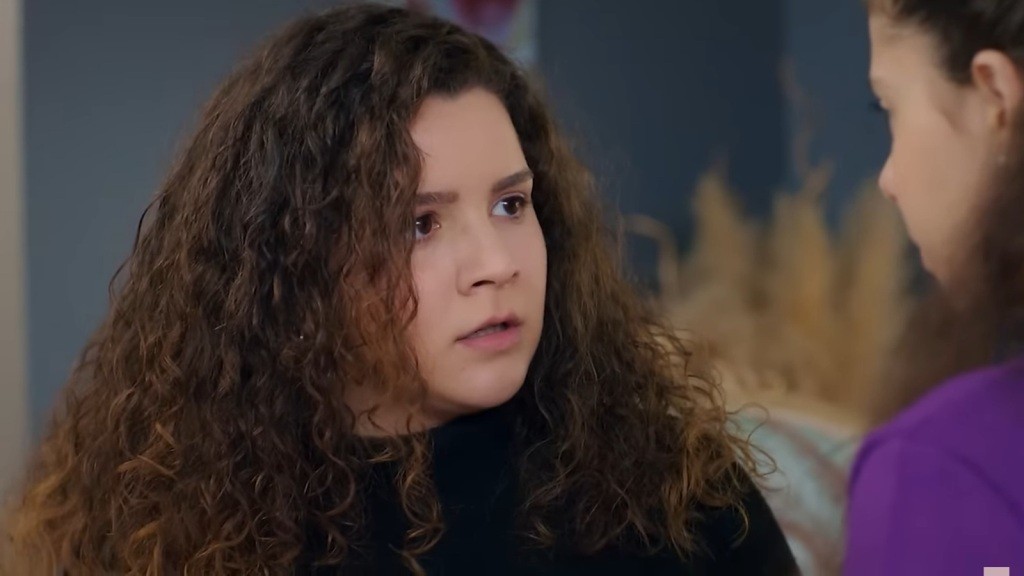 Melis patrzy z niedowierzaniem na Melodi.