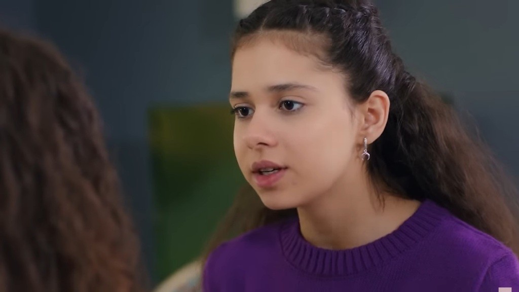 Melodi stoi przed Melis i odważnie patrzy jej w oczy.