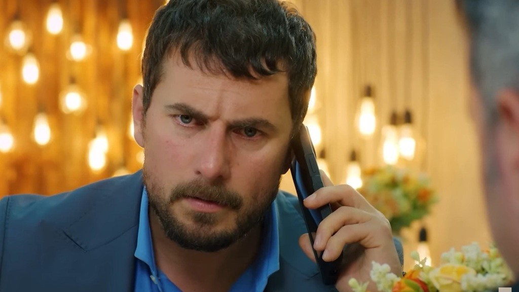 Kuzey rozmawia przez telefon.