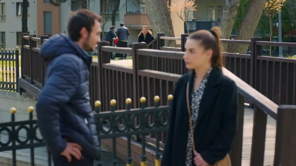 Hulya obserwuje Alpera i Silę, którzy spotkali się w parku.