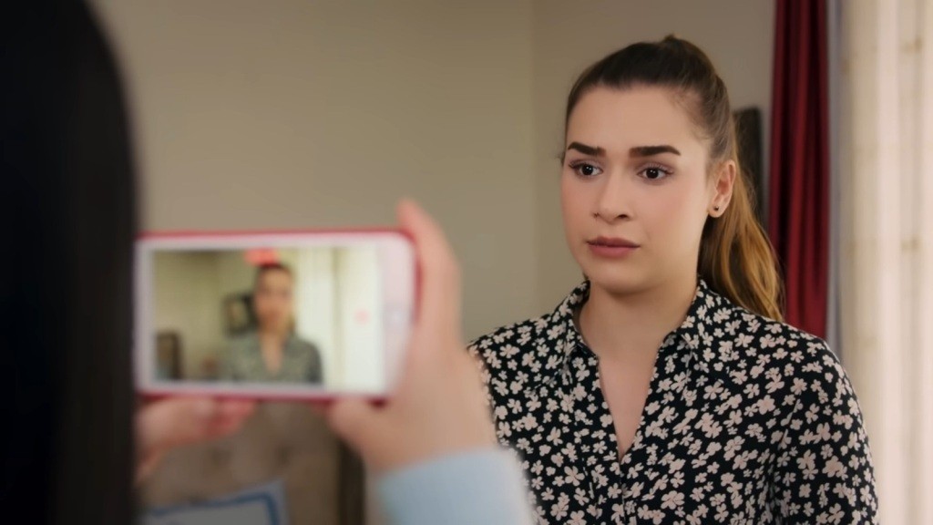 Sila przed obiektywem telefonu trzymanego w rękach Bahar.