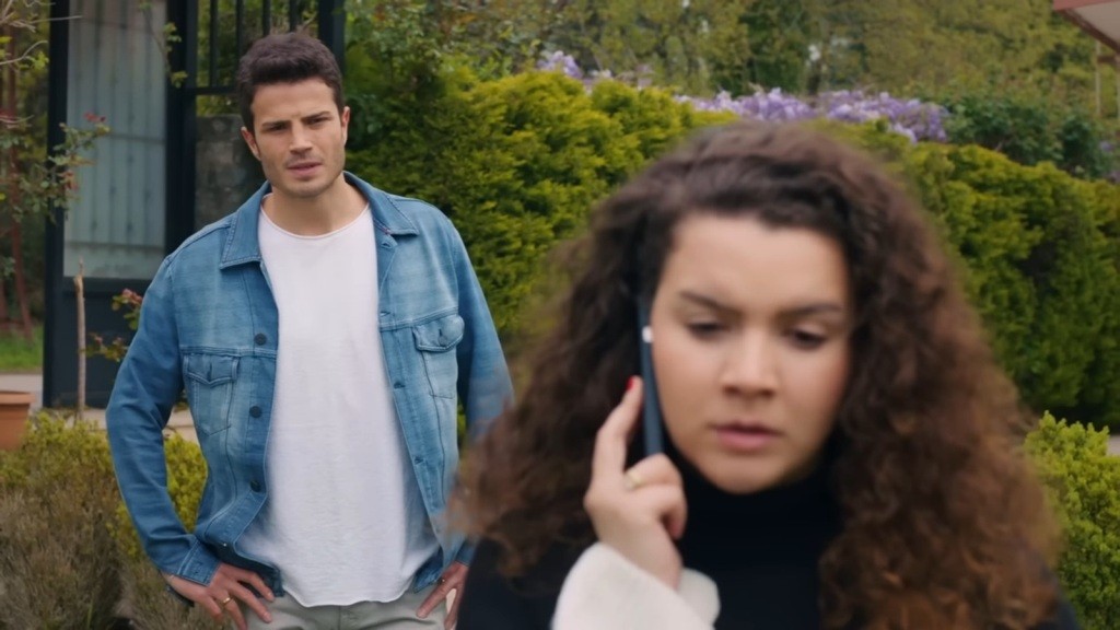 Ege podsłuchuje rozmowę telefoniczną Melis.