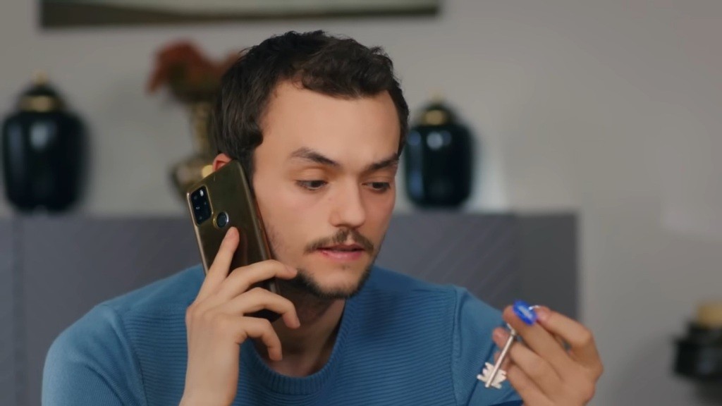 Alper rozmawia na telefon. Wpatruje się w trzymany w ręku klucz do sejfu.