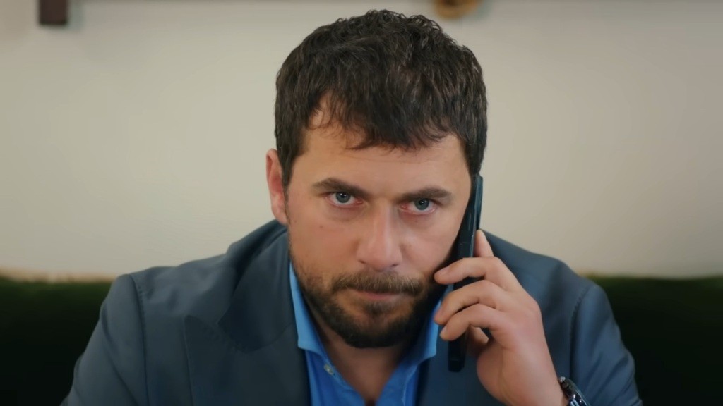 Kuzey rozmawia przez telefon.