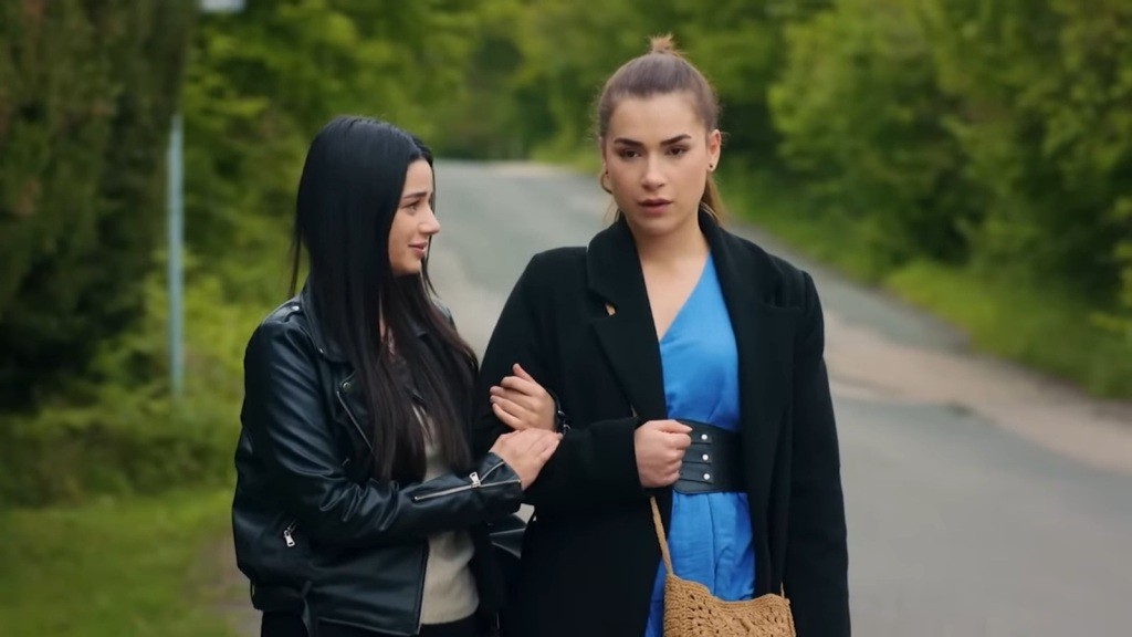 Bahar i Sila idą drogą. Bahar obejmuje siostrę ramieniem.
