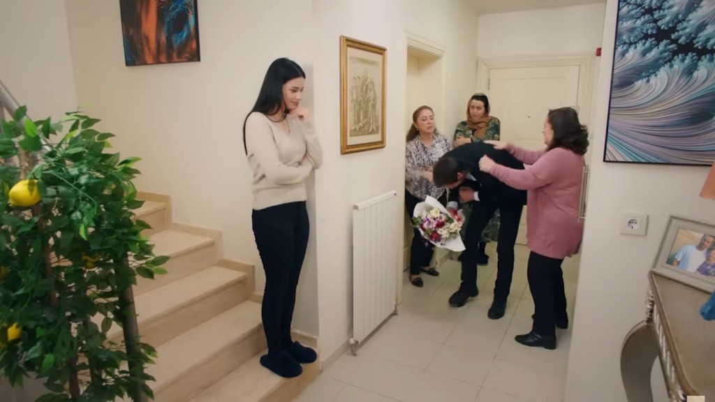 Hulya i Naciye biją Alper w przedpokoju. Bahar stoi na schodach.
