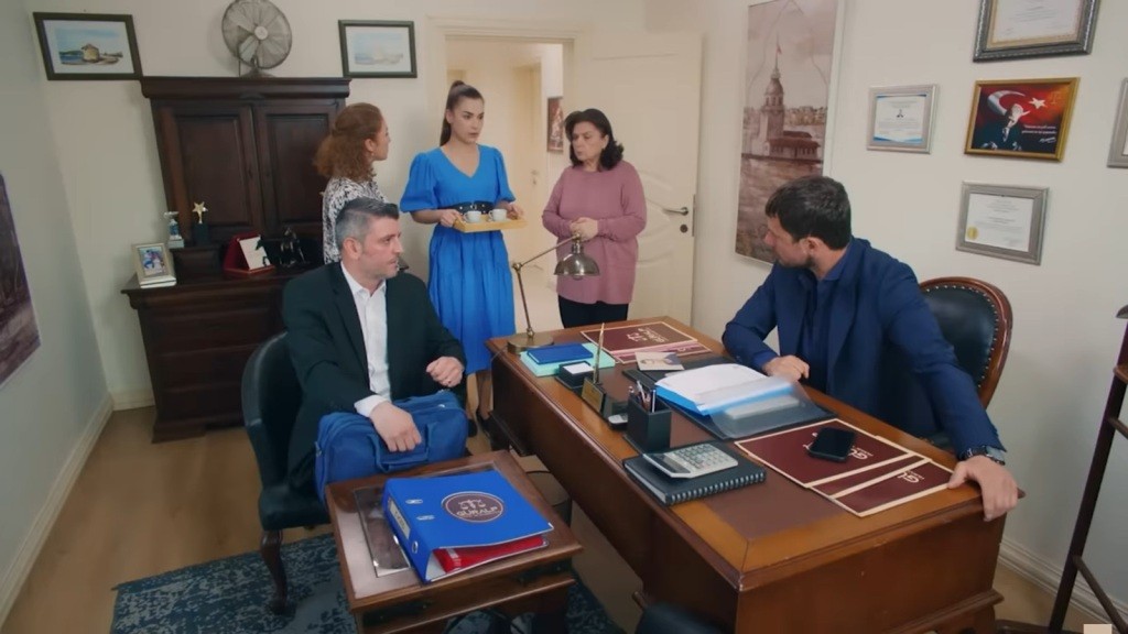 Murat i Kuzey siedzą przy biurku. W gabinecie znajdują się jeszcze Sila, Hulya i Naciye.