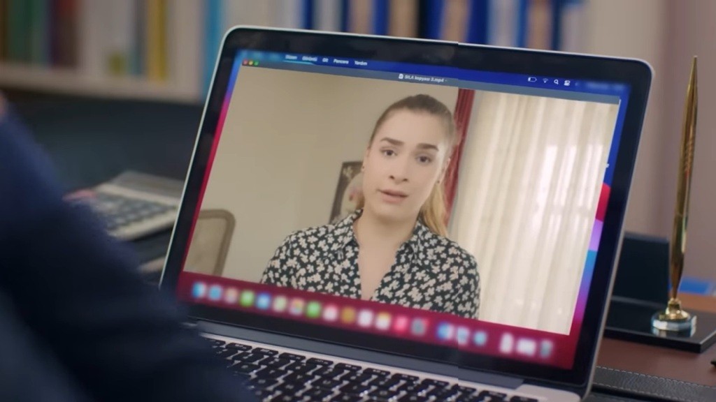 Sila na ekranie laptopa.