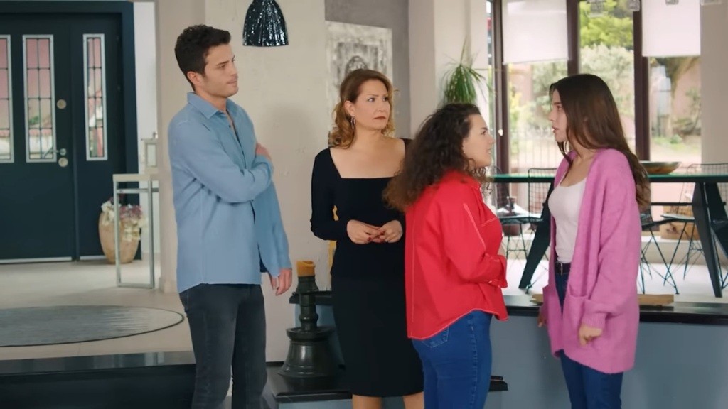 Melis stoi naprzeciwko Zeynep, mierząc ją wyzywającym wzrokiem. Obok stoją Ege i Feraye.