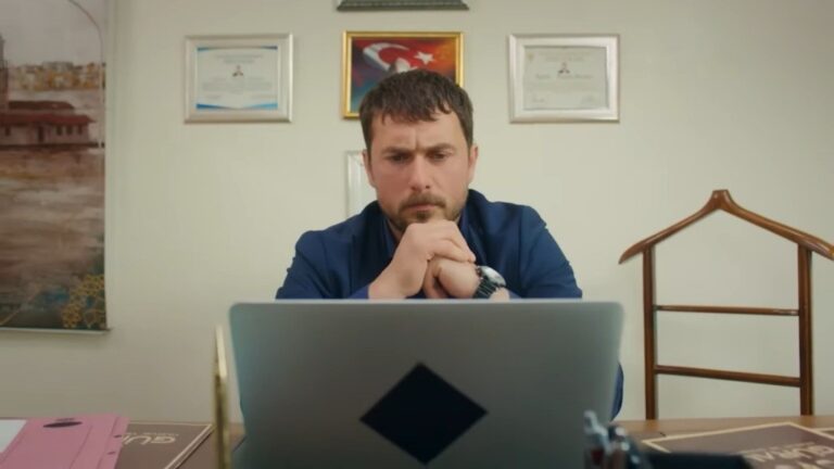 Kuzey siedzi przed laptopem.