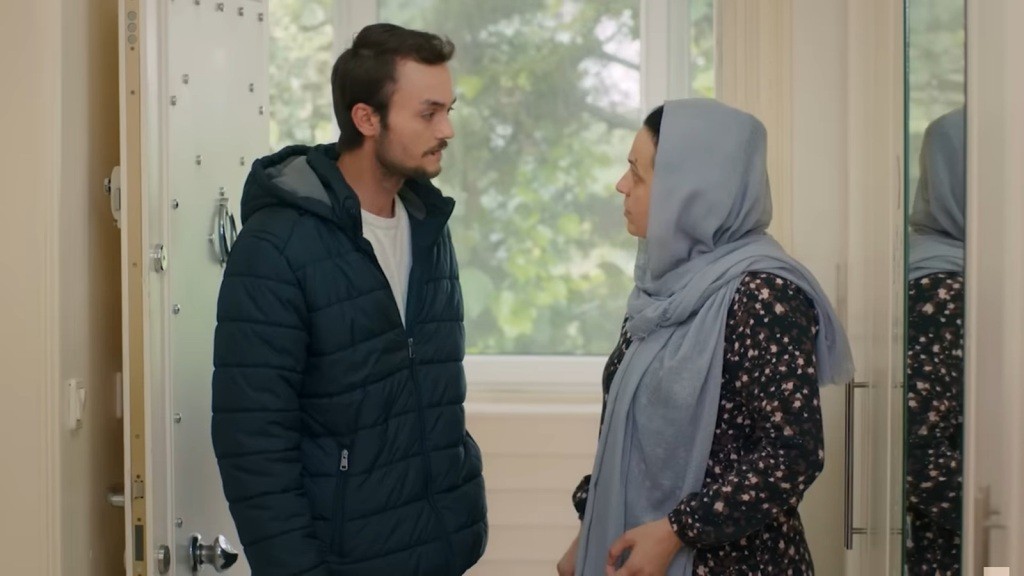 Alper i Cavidan rozmawiają w przedpokoju domu Kuzeya.