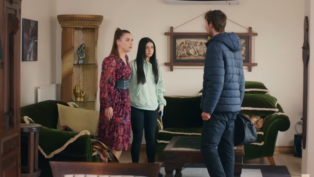 Alper pojawia się przed Silą i Bahar.