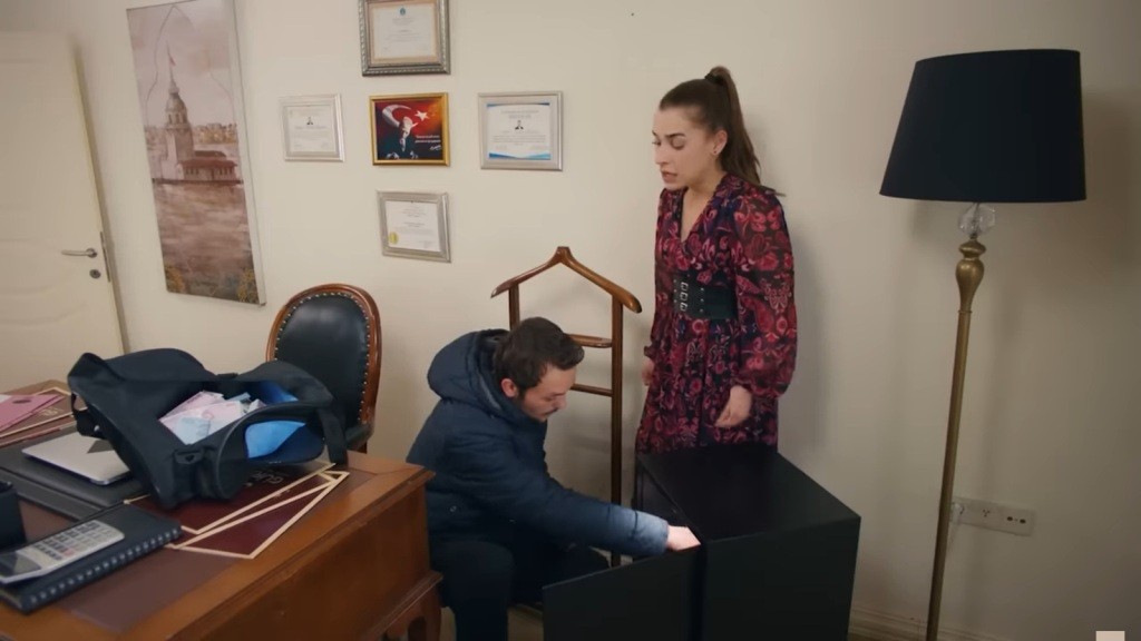 Alper opróżnia sejf Kuzeya. Obok stoi Sila.