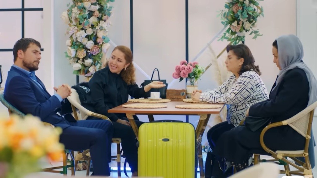 Kuzey, Hulya, Naciye i Cavidan w restauracji.