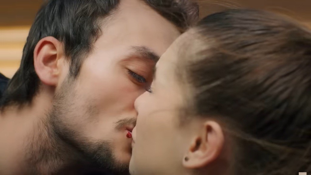 Alper całuje Silę.