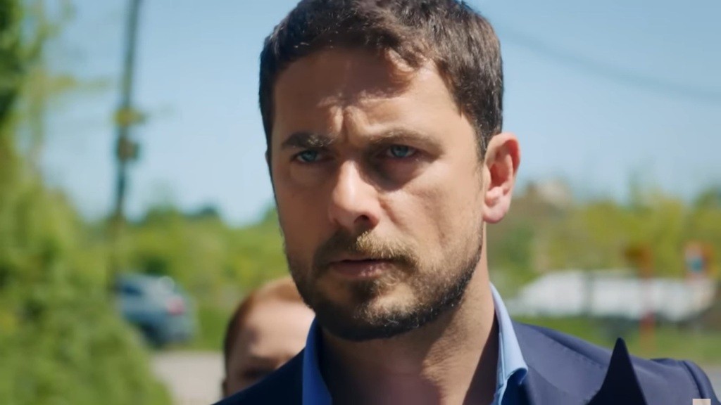 Kuzey marszczy brwi.