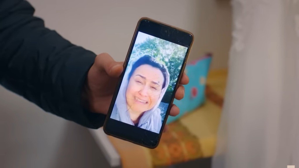 Zrozpaczona twarz Cavidan na telefonie Alpera.