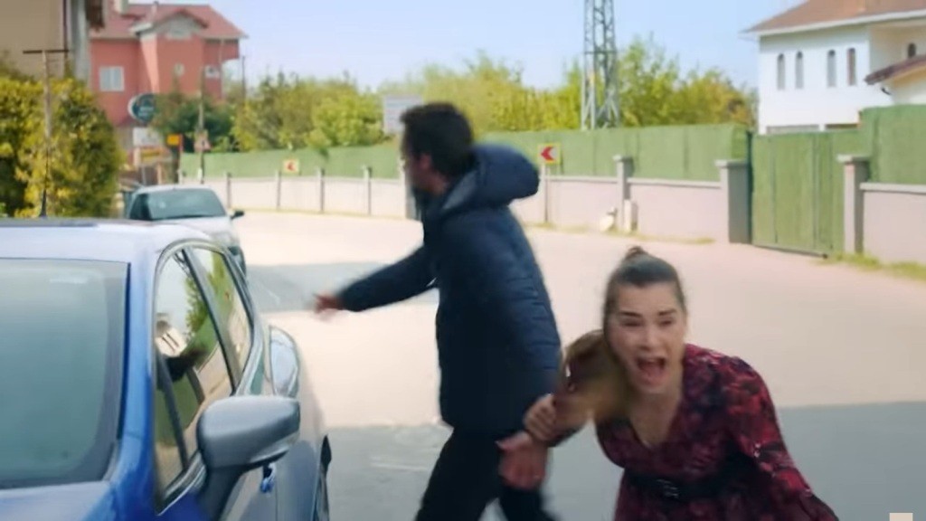 Alper brutalnie wciąga Silę do samochodu. Dziewczyna krzyczy.
