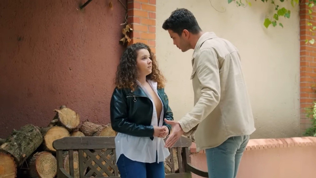 Ege konfrontuje Melis z jej kłamstwami.