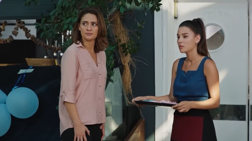 Yildiz i Zeynep, która trzyma tacę w rękach.